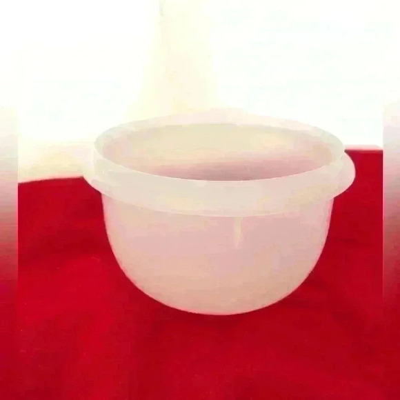 VTG TUPPERWARE 7X5.5 REPLACEMENT WHITE BOWL - Picture 1 of 4